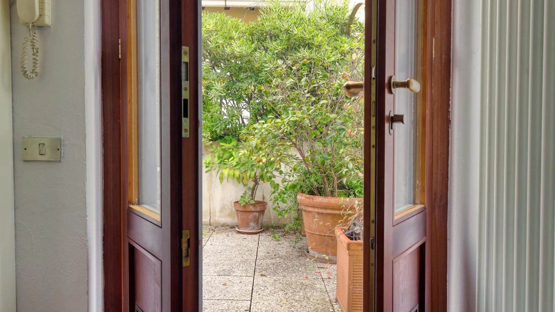 아파트 Just Urban Stays - Spacious Apt With Terrace - Porta Venezia